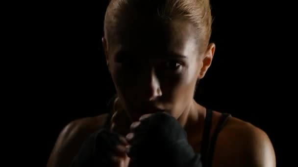 Silhouette of a beautiful woman boxer throwing punches. Close shot — Stock Video