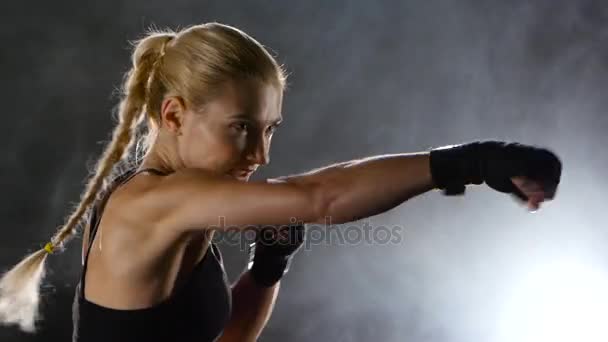 Сильные удары руками с кулаками боксерки — стоковое видео