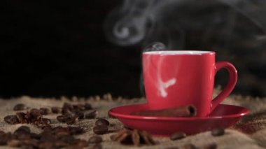 Sıcak kahve odasında hoş bir koku yayar. Siyah arka plan