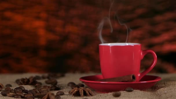 Tasse de café debout sur le sac, et la cannelle est la vapeur lente. Mouvement lent — Video