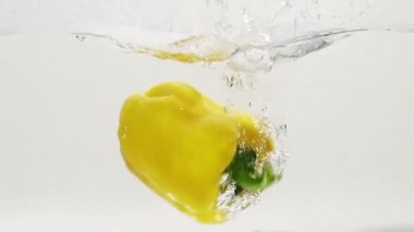 Slowmotion suda içine sıçramasına kırmızı biber