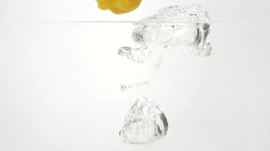 Sarı biber slowmotion suda içine sıçramasına