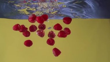 slowmotion suda içine sıçramasına ahududu