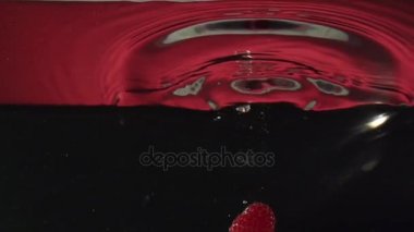 slowmotion suda içine sıçramasına ahududu