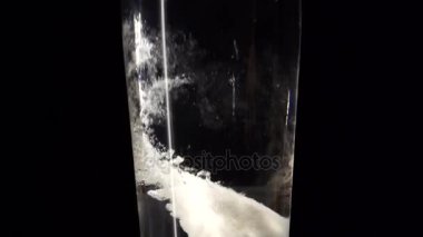 cam su ve aspirin tablet slowmotion olarak