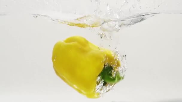 Paprika, do vody v slowmotion — Stock video