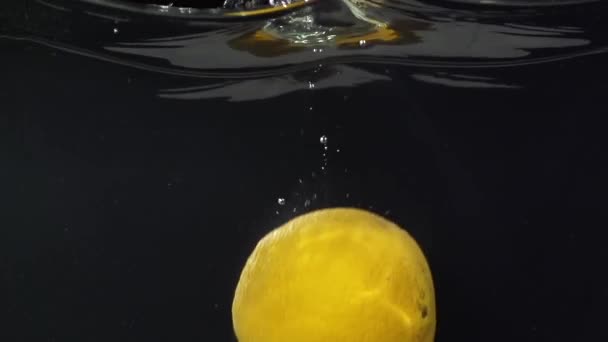 éclaboussures de citron et d'eau au ralenti 