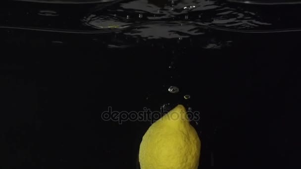 明亮的多汁柠檬和水溅在慢动作 — 图库视频影像