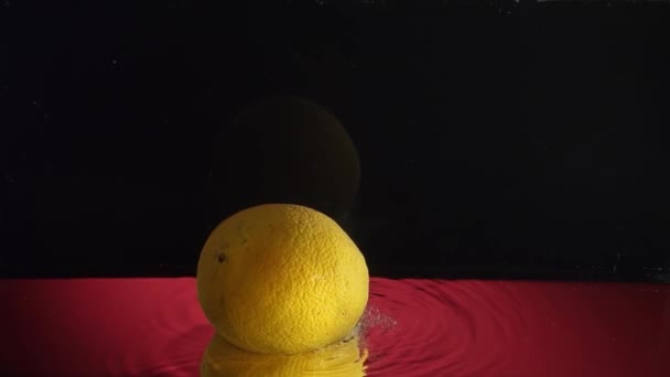 Citron sous l'eau whith bulles au ralenti — Video