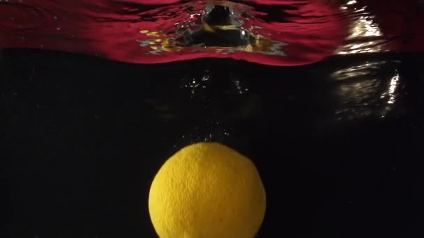 éclaboussures de citron dans l'eau au ralenti 