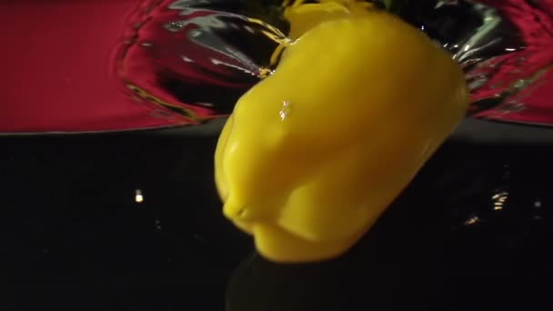 Paprika spritzt in Zeitlupe ins Wasser — Stockvideo