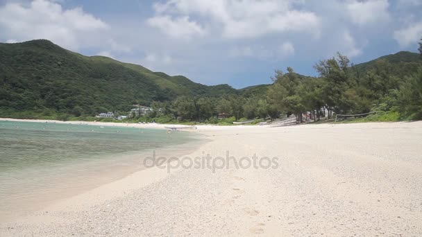 Hermosa playa de arena tropical — Vídeo de stock