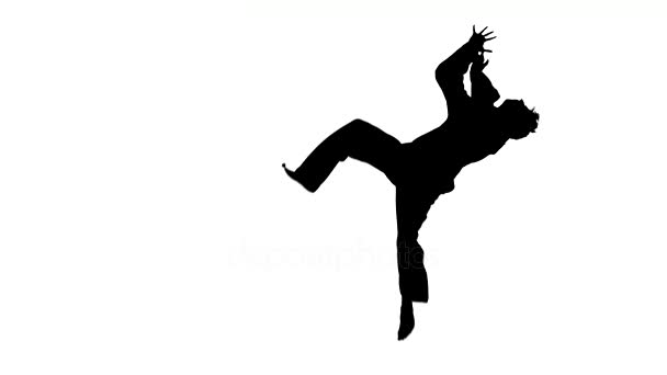 Mladý muž karate nebo taekwondo dělá zadní flip, silueta — Stock video