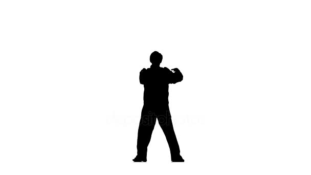 Joven karate hace rack sobre un fondo blanco, silueta, movimientos de la mano — Vídeo de stock