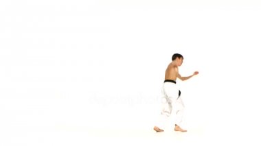 Karate veya taekwondo adam etrafında birkaç atlama yapar