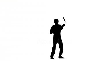 genç adam nunchaku ustalıkla twirling, siluet