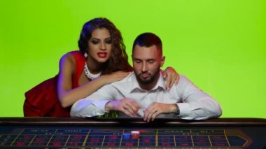 Poker masasında kaybı. Tüm fişleri satıcı aldı