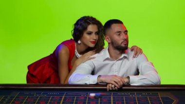 Tüm fişleri kaybettikten sonra casino bir erkekle kadın alır