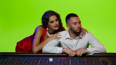 Zafer. Poker masasında kazandı bir bahis yaparken adam