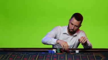 Adam dikkatle kazandı onların bütün çipleri bırakır