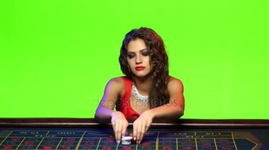 Kız casino tüm fiş koymak karar verir, ama kaybeder