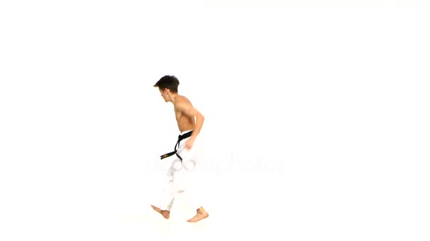 Karate nebo taekwondo člověk vykonává triky izolované na bílém — Stock video