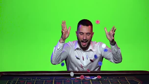 Un uomo ha vinto al tavolo da poker. Vomita patatine. — Video Stock