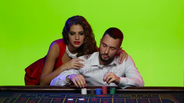 Пара молодых людей делают ставки за покерным столом Лицензионные Стоковые Видеоролики