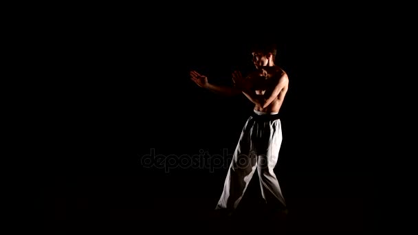 Καράτε ή taekwondo άνθρωπος με ένα γυμνό κορμό και μια μαύρη ζώνη — Αρχείο Βίντεο