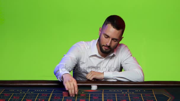 Muž se rozhodne dát všechny své žetony na jedno číslo — Stock video