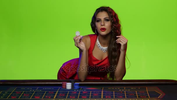 Krásná brunetka chce hrát s vámi v pokeru — Stock video