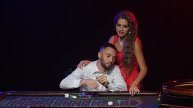 Kız adam rulet oyununda iyi şanslar getiriyor