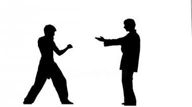 Karate taekwondo ile çevrenizdeki siluet birkaç atlama yapar