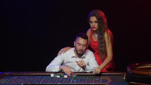 L'homme se réjouit d'avoir gagné à la roulette — Video