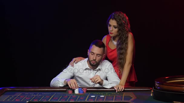 Dívka se zastaví muž z nesprávné sazby. Kasino ruleta — Stock video