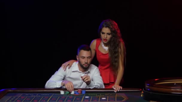 Den Sieg beim Roulette. junges Paar knackt den Jackpot — Stockvideo