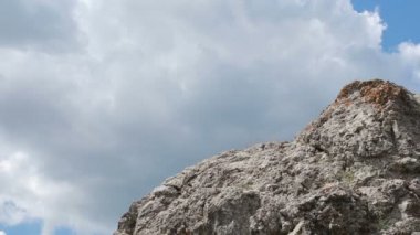 Mavi gökyüzü arka plan dağda