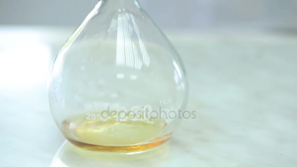Baňka naplněna kapalinou pro laboratorní testy — Stock video
