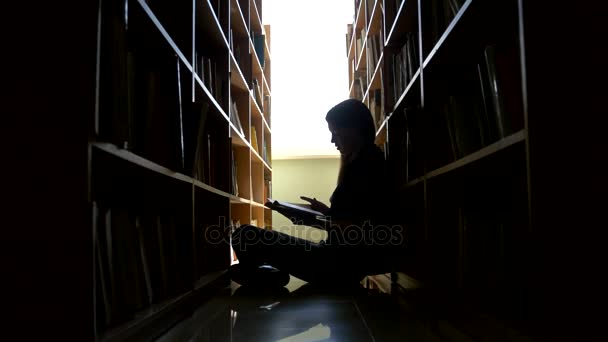 剪影女生坐在图书馆的地板 — 图库视频影像