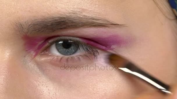 Mulher de maquilagem de olho aplicando sombra de olhos, fazendo exótico, close-up — Vídeo de Stock