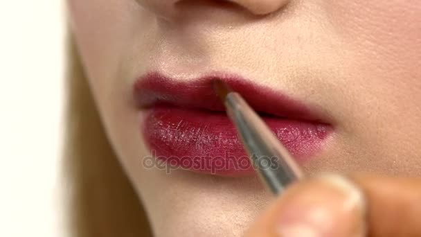 Eye make-up woman applying eyeshadow, making exotic, one, blue eyebrow, yellow shadow, mascara, finishing touch, red lipstick, close up, on white — Stock Video