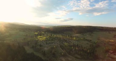 Havadan görünümü. Engebeli arazi üzerinde güneşli gün