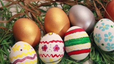 Çimlerin üzerinde paskalya yumurtası