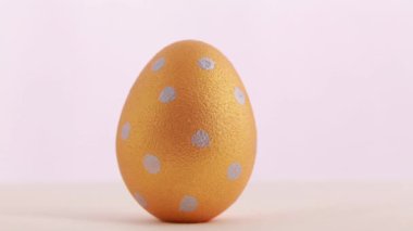 Beyaz arka plan üzerinde izole altın Paskalya yortusu yumurta