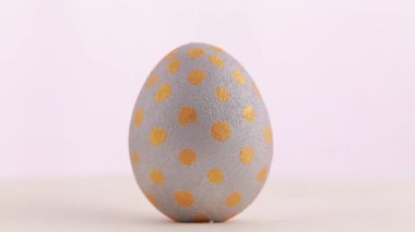 Beyaz arka plan üzerinde izole gümüş Paskalya yortusu yumurta