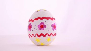 Paskalya yortusu yumurta beyaz arka plan üzerinde izole