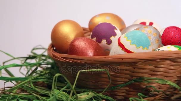 Velikonoční vajíčka v košíku