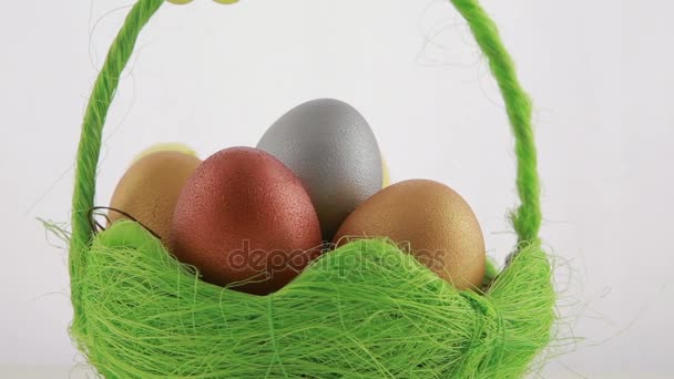 Zlatá vejce velikonoční zelený koše