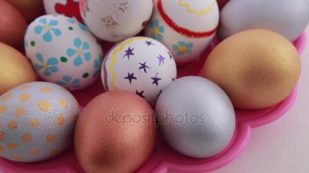 Huevos coloridos de Pascua aislados sobre fondo blanco — Vídeo de stock