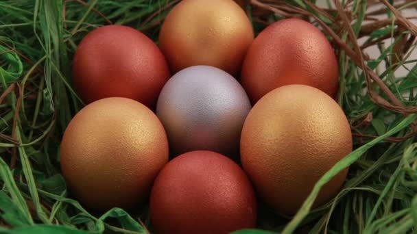 Золотые пасхальные яйца на траве — стоковое видео